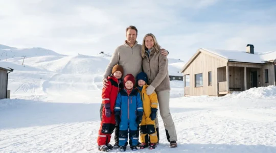 Une famille souriante profitant des pistes de ski de Morzine avec vue sur les Alpes enneigées.